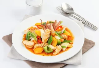 Mực xào chua ngọt – Món xào lý tưởng trong tiệc cơ quan sang trọng