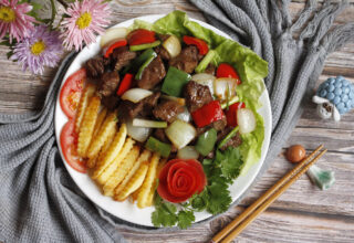Bò lúc lắc khoai tây – Món chính sang trọng cho tiệc công sở